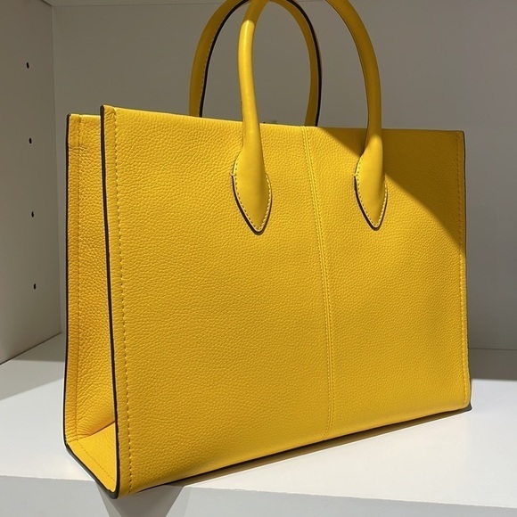 MICHAEL KORS 💛
Mirella Medium Pebbled Leather Tote Bag - Picture 6 of 10